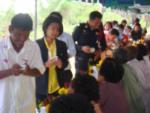  ท่านประธานสภาและท่านปลัดร่วมรดน้ำดำหัวผู้สูงอายุ