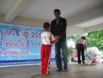  เด็กนักเรียนรับของรางวัลจากรองนายก