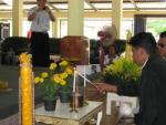 นายกจุดธูปเทียนบูชาพระรัตนตรัย