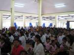 บรรดาข้าราชการ ผู้ปกครอง นักเรียน ที่เข้าร่วมกิจกรรมแห่เทียนพรรษา