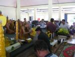 นายกและอาจารย์ถวายสังฑทานแก่พระสงฆ์