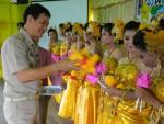 นายอำเภอมอบของรางวัลกับเด็ก ๆ ที่ร่วมแสดงบนเวที