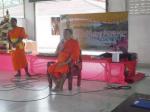 เจ้าอาวาสวัดบางตะพานมอบรูปหลวงปู่ทวดเป็นที่ระลึก