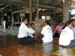 หัวหน้าสำนักงานปลัดทักทายประชาชนที่มาร่วมกิจกรรมที่วัด